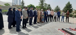 عطر افشانی وغبار روبی گلزار مطهر شهدای گمنام شهرستان، بماسبت گرامیداشت سوم خرداد سالروز آزاد سازی خرمشهر ،چهاردهم خردا سالروز رحلت حضرت امام (ره)وقیام پانزدهم خرداد 2