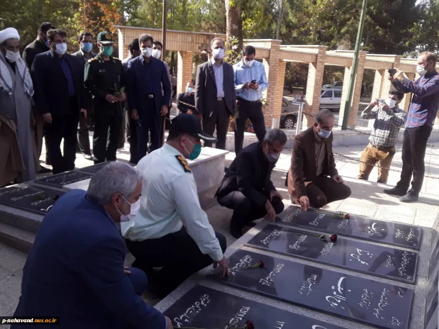 مراسم عطرافشانی وغباری گلزارشهیدان شهرستان بمناسبت آغازهفته دولت 2