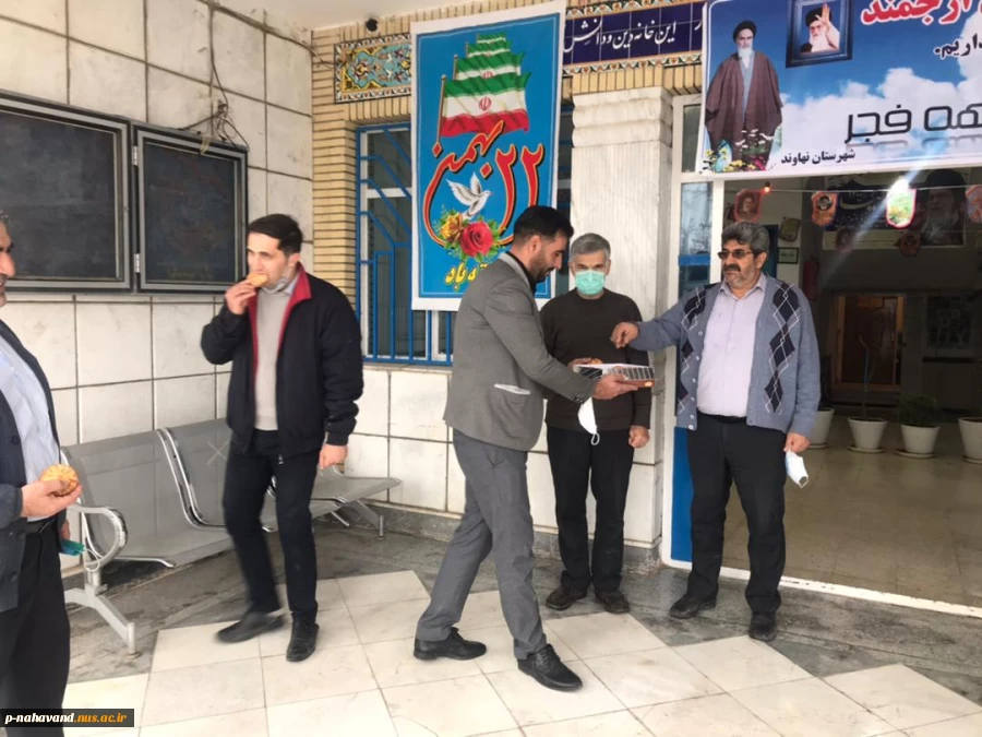 به مناسبت سالگرد ورود تاریخی امام خمینی (ره) در ساعت ۹ و ۳۳ دقیقه امروز ۱۲ بهمن ماه  1400،  در آموزشکده فنی و حرفه ای نهاوند (حاج حشمت شهبازی) با حضورکلیه کارکنان خدوم  و انقلابی این مرکز در هوایی مطبوع وبرفی با طنین فریاد الله اکبر، پخش سرودهای انقلابی (