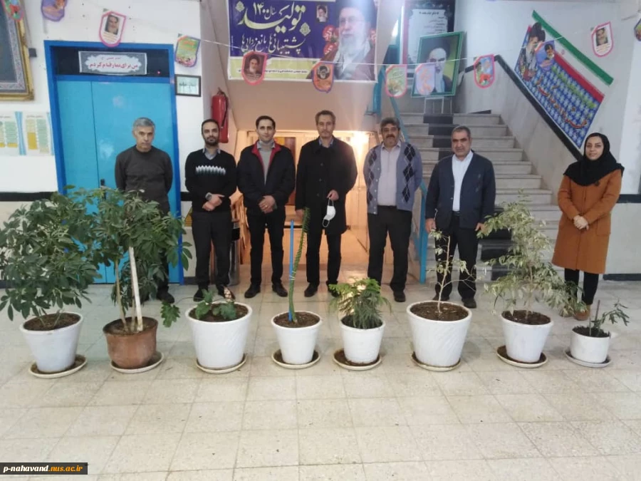 به مناسبت سالگرد ورود تاریخی امام خمینی (ره) در ساعت ۹ و ۳۳ دقیقه امروز ۱۲ بهمن ماه  1400،  در آموزشکده فنی و حرفه ای نهاوند (حاج حشمت شهبازی) با حضورکلیه کارکنان خدوم  و انقلابی این مرکز در هوایی مطبوع وبرفی با طنین فریاد الله اکبر، پخش سرودهای انقلابی (