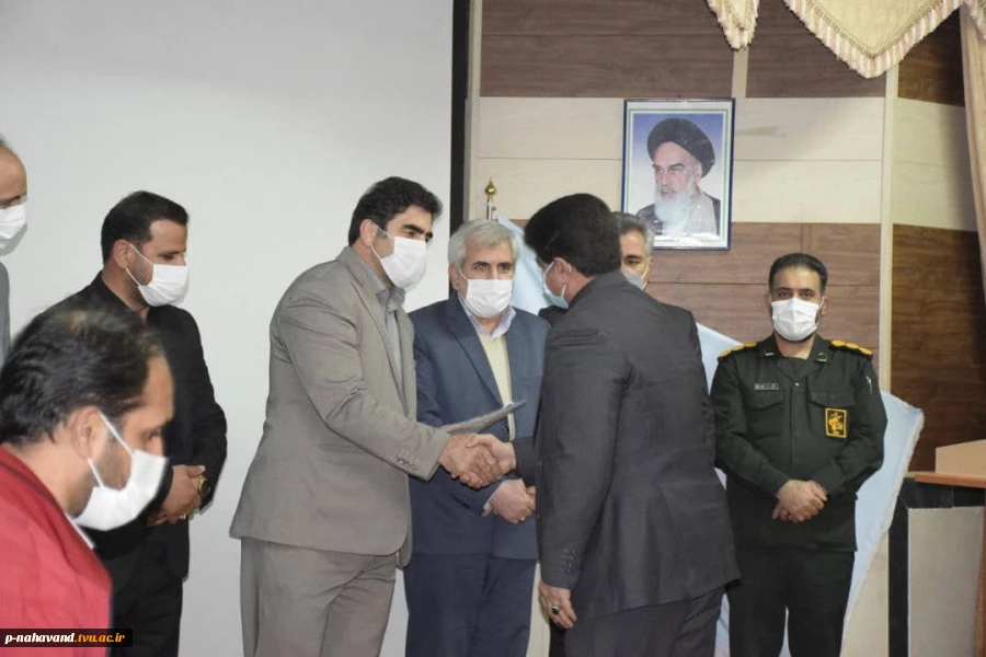 به مناسبت ولادت امام حسین (ع) و گرامیداشت روز پاسدار،مراسم تجلیل از۵۰ورزشکار نخبه بسیجی شهرستان نهاوند،درآموزشکده فنی حرفه ای حاج حشمت شهبازی با مساعدت جناب آقای مهندس حیدری ریاست محترم این  آموزشکده برگزار گردید. 4