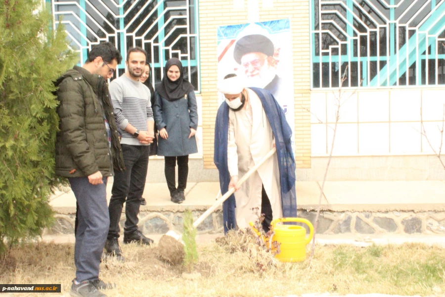 کاشت 10 اصله نهال  کاج به نیت شهدای شهرستان نهاوند  در هفتمین روز هفته درختکاری در محوطه آموزشکده فنی و حرفه ای نهاوند ( حاج حشمت شهبازی) 3
