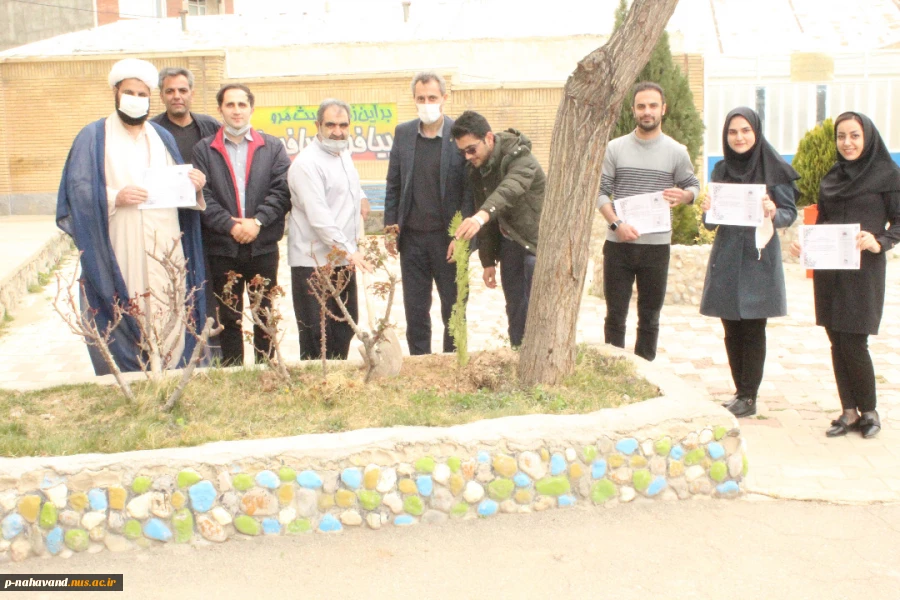 کاشت 10 اصله نهال  کاج به نیت شهدای شهرستان نهاوند  در هفتمین روز هفته درختکاری در محوطه آموزشکده فنی و حرفه ای نهاوند ( حاج حشمت شهبازی) 4