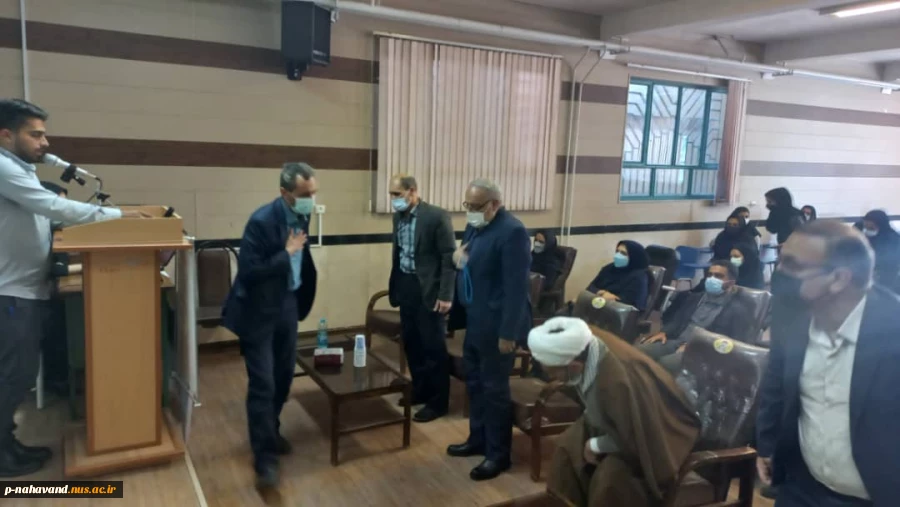 به مناسبت هفته آموزش مراسم تجلیل از اساتید سرآمد در دانشکده فنی و حرفه ای نهاوند (حاج حشمت شهبازی) برگزار گردید 6