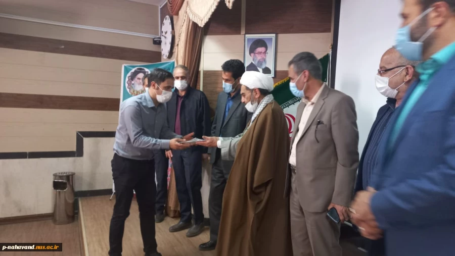 به مناسبت هفته آموزش مراسم تجلیل از اساتید سرآمد در دانشکده فنی و حرفه ای نهاوند (حاج حشمت شهبازی) برگزار گردید 9