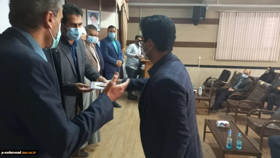 به مناسبت هفته آموزش مراسم تجلیل از اساتید سرآمد در دانشکده فنی و حرفه ای نهاوند (حاج حشمت شهبازی) برگزار گردید 10