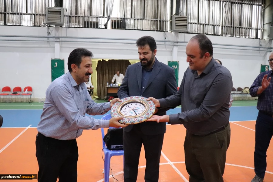 مسابقات ورزشی اساتید و کارکنان دانشگاه فنی و حرفه ای منطقه 10 کشور برگزار شد. 7