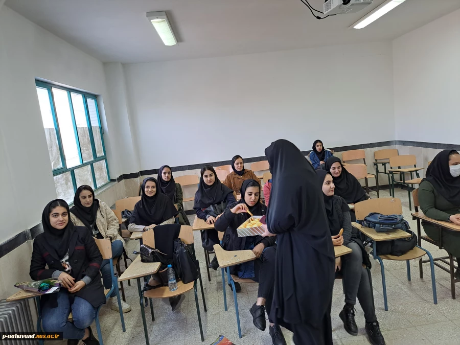 دیدار با دانشجویان در کلاسها و پخش شیرینی به مناسبت روز دانشجو  8