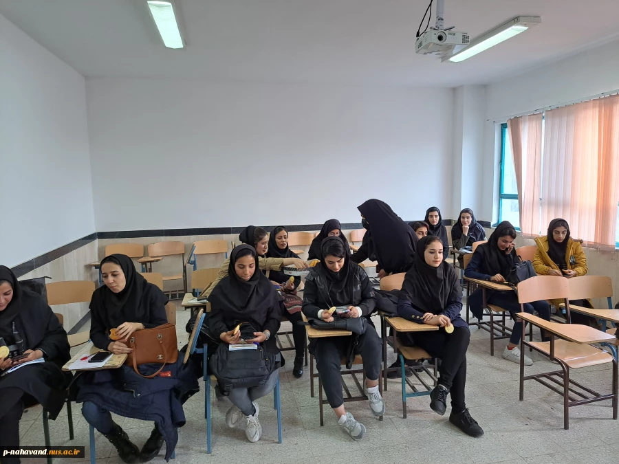 دیدار با دانشجویان در کلاسها و پخش شیرینی به مناسبت روز دانشجو  7