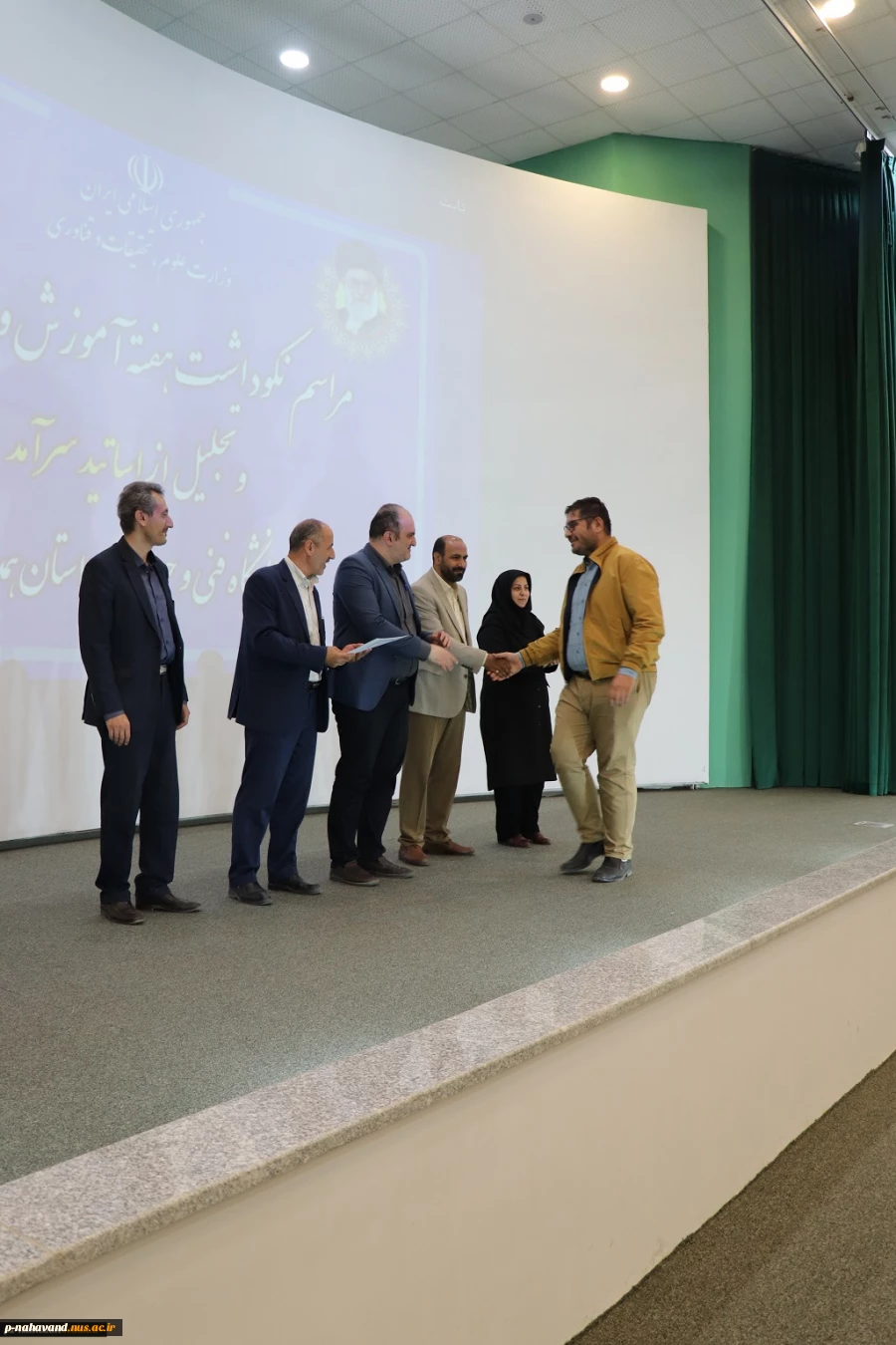 مراسم بزرگداشت هفته آموزش و تقدیر از اساتید سرآمد دانشگاه فنی و حرفه ای استان همدان  برگزار شد.
 2