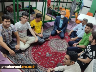 به مناسبت هفته خوابگاه دانشجویی حضور ریاست، مسئول اموردانشجویی وسرپرست خوابگاه در کنار دانشجویان  4