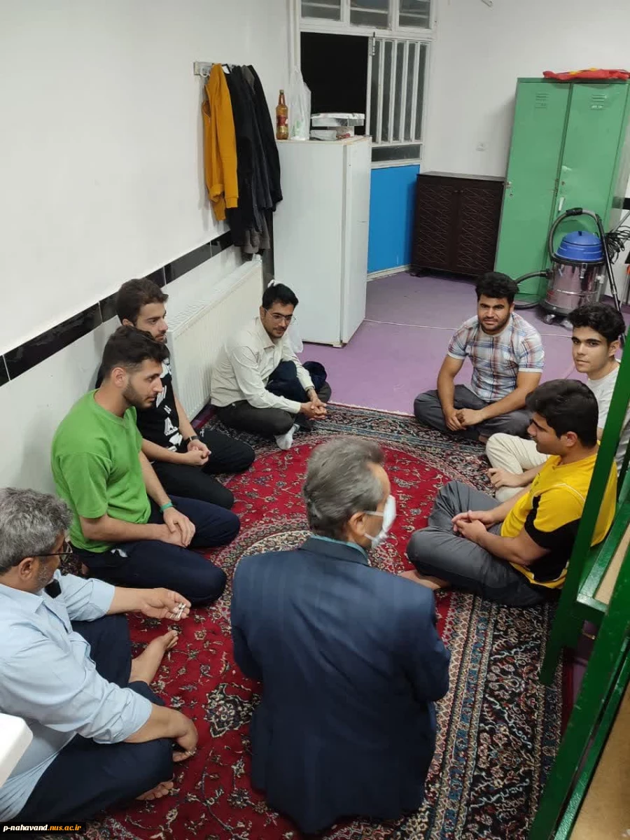 به مناسبت هفته خوابگاه دانشجویی حضور ریاست، مسئول اموردانشجویی وسرپرست خوابگاه در کنار دانشجویان  5