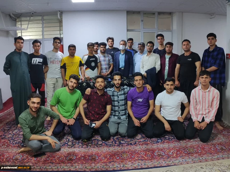 به مناسبت هفته خوابگاه دانشجویی حضور ریاست، مسئول اموردانشجویی وسرپرست خوابگاه در کنار دانشجویان  6