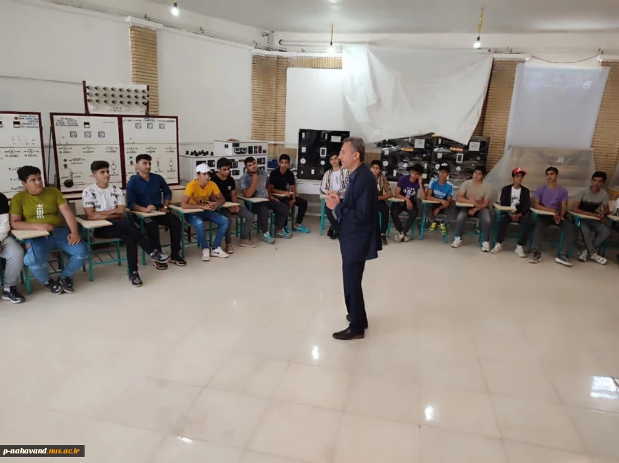 بازدید دانش آموزان پسر پایه نهم  روستا های نهاوند از آموزشکده های فنی و حرفه ای حاج حشمت شهبازی  با هدف هدایت تحصیلی دانش آموزان 3