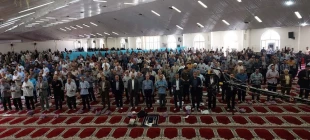سخنرانی قبل از خطبه های نماز جمعه نهاوند مسئول کانون بسیج اساتید شهرستان  و تمجید از همت جهادی کارکنان مرکز در عرصه خدمت و توسعه کمی و کیفی آموزش عالی در دولت ایران قوی 8
