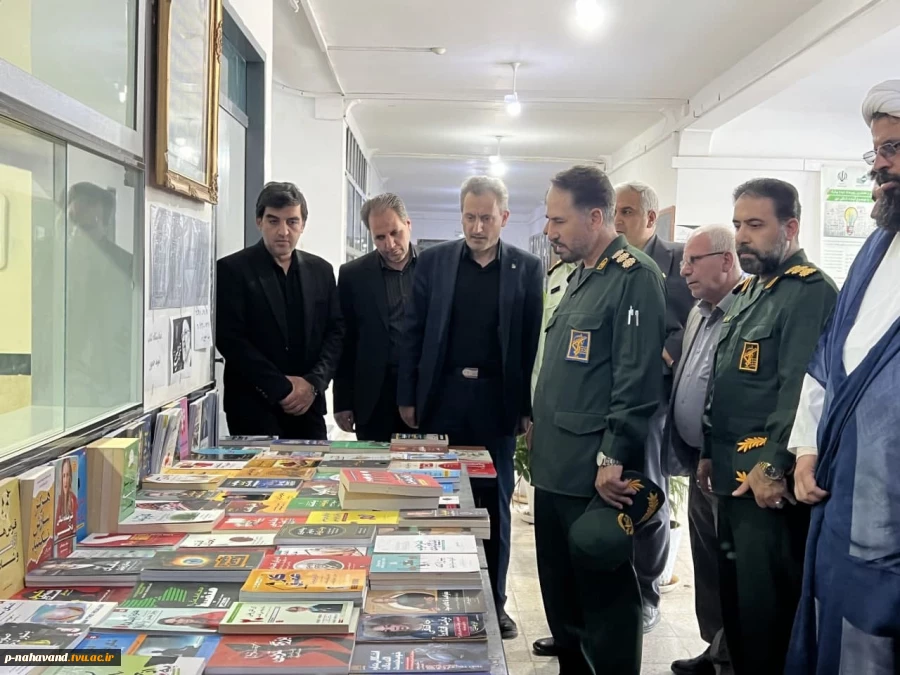 پویش چله خدمت به پاس خدمات رئیس جمهور شهید با افتتاح نمایشگاه  کتاب ( شهید جمهور) پنجاه درصد تخفیف برای دانشجویان 4