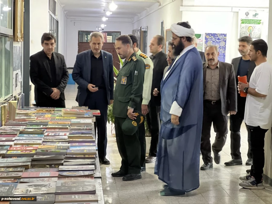 پویش چله خدمت به پاس خدمات رئیس جمهور شهید با افتتاح نمایشگاه  کتاب ( شهید جمهور) پنجاه درصد تخفیف برای دانشجویان 5