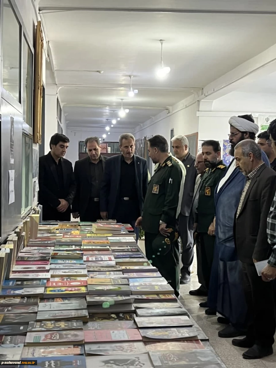 پویش چله خدمت به پاس خدمات رئیس جمهور شهید با افتتاح نمایشگاه  کتاب ( شهید جمهور) پنجاه درصد تخفیف برای دانشجویان 8