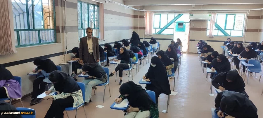 بازدید ریاست  آموزشکده از  امتحانات پایان ترم 8