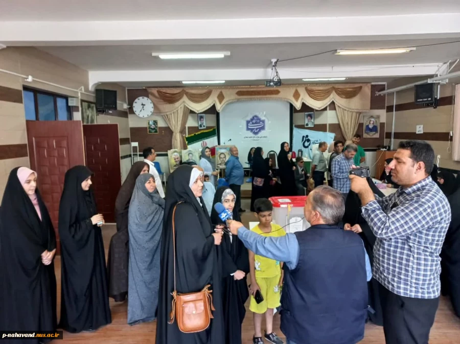 تصاویری از حماسه حضور ... از حواشی جالب توجه ترغیب و تشویق حضور بچه های خردسال در پای صندوق های رأی بوده است 3