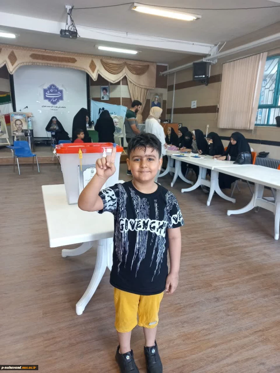 تصاویری از حماسه حضور ... از حواشی جالب توجه ترغیب و تشویق حضور بچه های خردسال در پای صندوق های رأی بوده است 5