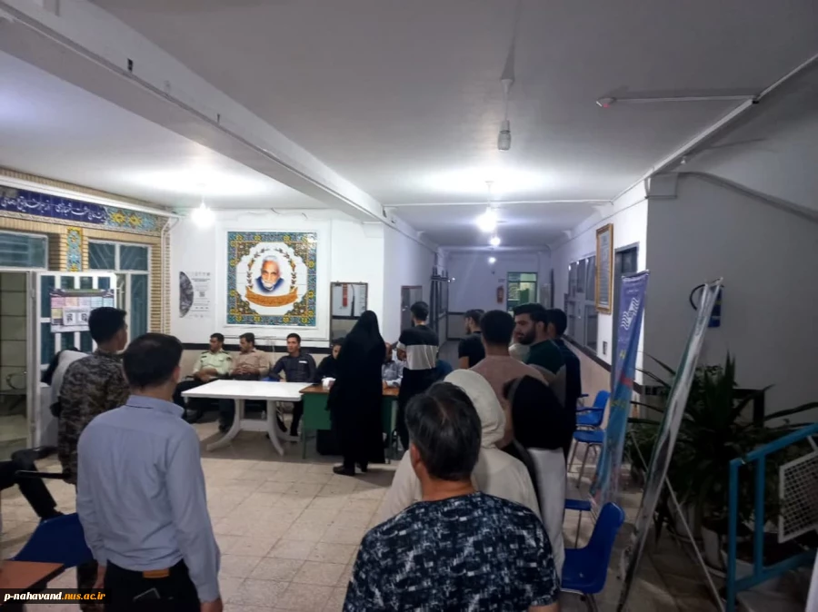 تصاویری از حماسه حضور ... از حواشی جالب توجه ترغیب و تشویق حضور بچه های خردسال در پای صندوق های رأی بوده است 11