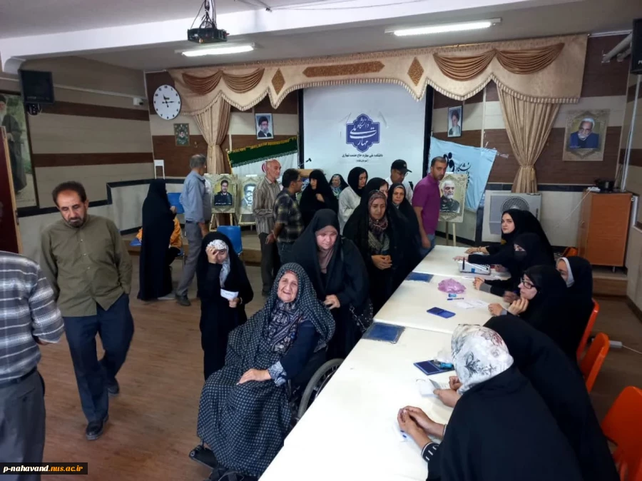 تصاویری از حماسه حضور ... از حواشی جالب توجه ترغیب و تشویق حضور بچه های خردسال در پای صندوق های رأی بوده است 15