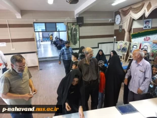 تصاویری از حماسه حضور ... از حواشی جالب توجه ترغیب و تشویق حضور بچه های خردسال در پای صندوق های رأی بوده است 17