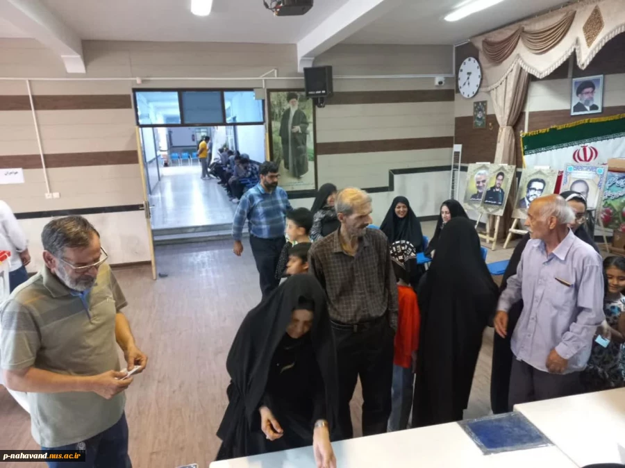 تصاویری از حماسه حضور ... از حواشی جالب توجه ترغیب و تشویق حضور بچه های خردسال در پای صندوق های رأی بوده است 17