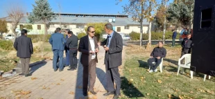 واحدهای خلاق مرکز رشد و دانشگاه ملی مهارت در راستای برنامه های شهر خلاق در کنار کار بزرگ شهرداری نهاوند  جشنواره برگ ریزان را درپارک آزادگان برگزار کردند. 3