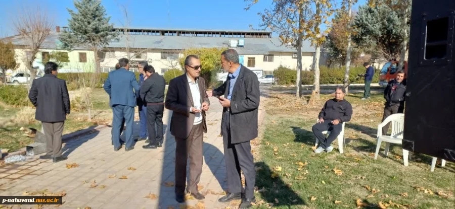 واحدهای خلاق مرکز رشد و دانشگاه ملی مهارت در راستای برنامه های شهر خلاق در کنار کار بزرگ شهرداری نهاوند  جشنواره برگ ریزان را درپارک آزادگان برگزار کردند. 3