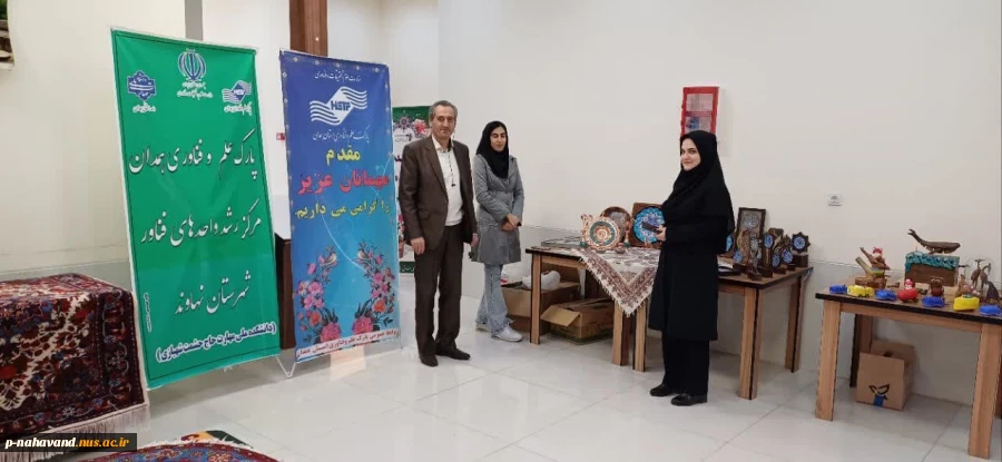 واحدهای خلاق مرکز رشد و دانشگاه ملی مهارت در راستای برنامه های شهر خلاق در کنار کار بزرگ شهرداری نهاوند  جشنواره برگ ریزان را درپارک آزادگان برگزار کردند. 6