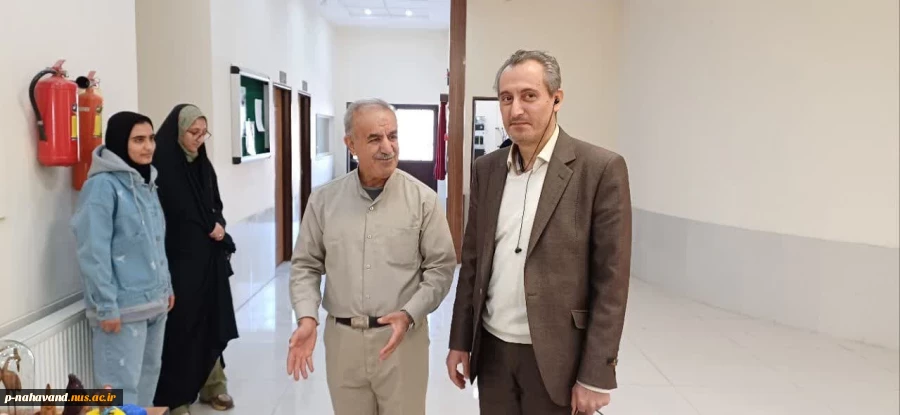 واحدهای خلاق مرکز رشد و دانشگاه ملی مهارت در راستای برنامه های شهر خلاق در کنار کار بزرگ شهرداری نهاوند  جشنواره برگ ریزان را درپارک آزادگان برگزار کردند. 9