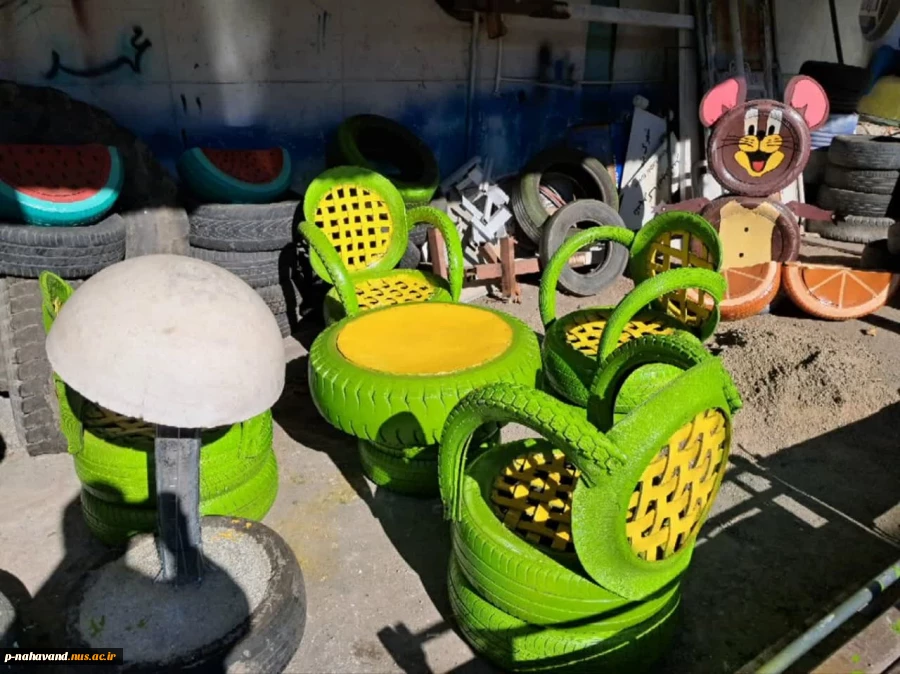 واحدهای خلاق مرکز رشد و دانشگاه ملی مهارت در راستای برنامه های شهر خلاق در کنار کار بزرگ شهرداری نهاوند  جشنواره برگ ریزان را درپارک آزادگان برگزار کردند. 12