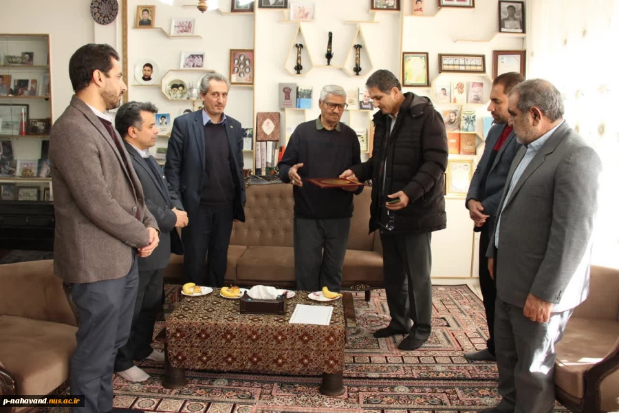 دانشگاهیان نهاوند با غبار روبی مزار شهدا و دیدار با خانواده شهیدان ایام الله دهه مبارک فجررا گرامی داشتند  11