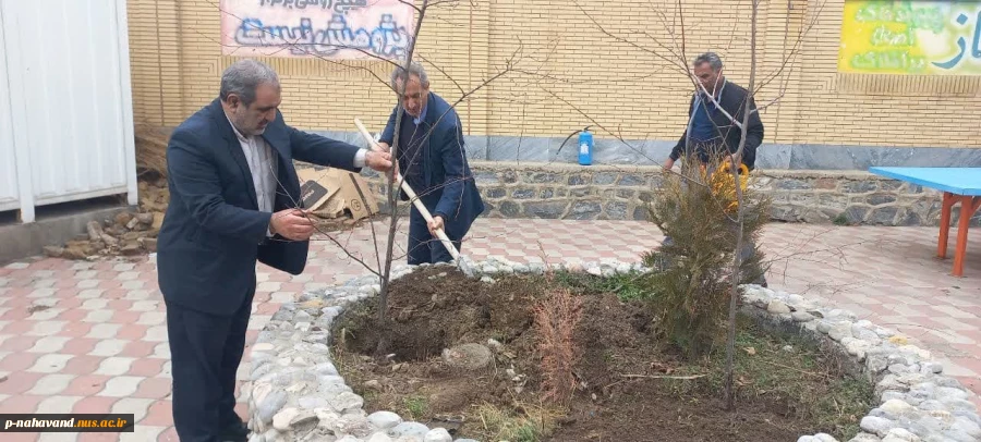 به مناسبت فرارسیدن ۲۲ اسفند سالروز بزرگداشت روز شهدا و تأسیس بنیاد شهیدانقلاب اسلامی، غرس پنج نهال مثمر در محوطه آموزشکده 18