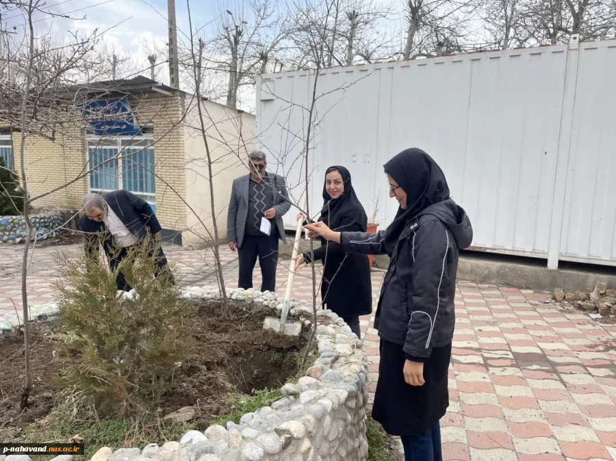 به مناسبت فرارسیدن ۲۲ اسفند سالروز بزرگداشت روز شهدا و تأسیس بنیاد شهیدانقلاب اسلامی، غرس پنج نهال مثمر در محوطه آموزشکده 22