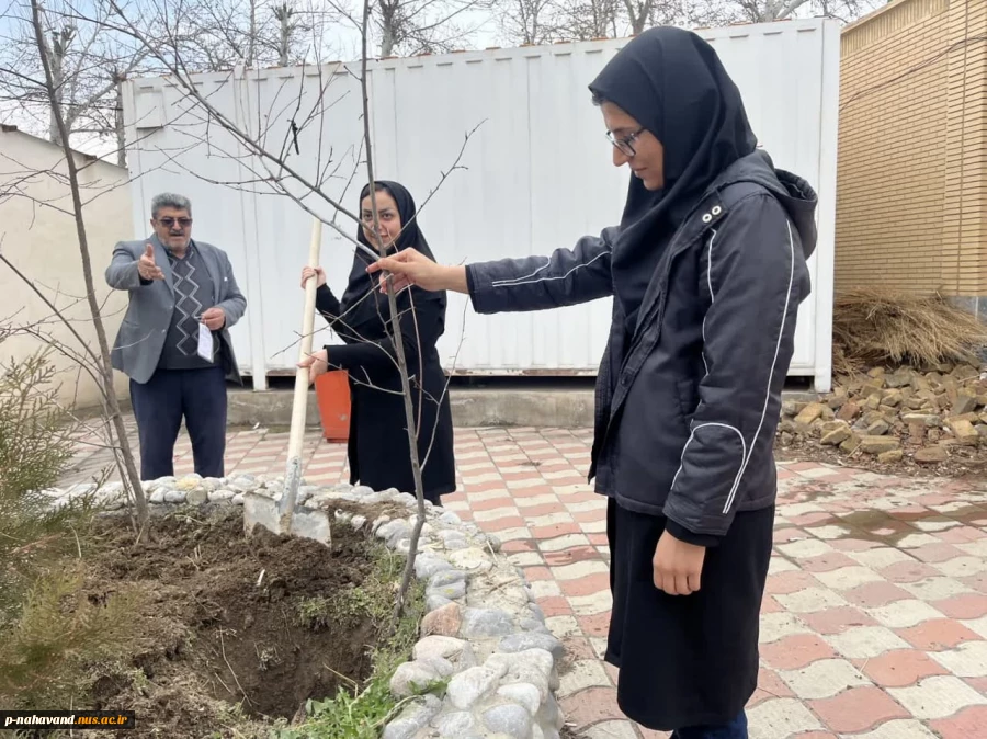 به مناسبت فرارسیدن ۲۲ اسفند سالروز بزرگداشت روز شهدا و تأسیس بنیاد شهیدانقلاب اسلامی، غرس پنج نهال مثمر در محوطه آموزشکده 24