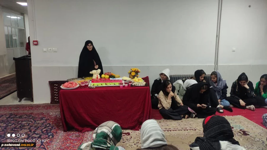 با حضور سبز رئیس ارجمند حوزه علمیه خواهران و اعضای محترم هیئت همراه، مراسم جشن ویژه شب یلدا در سرای دانشجویان دختر  3